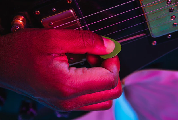 Image of a hand that plays the guitar